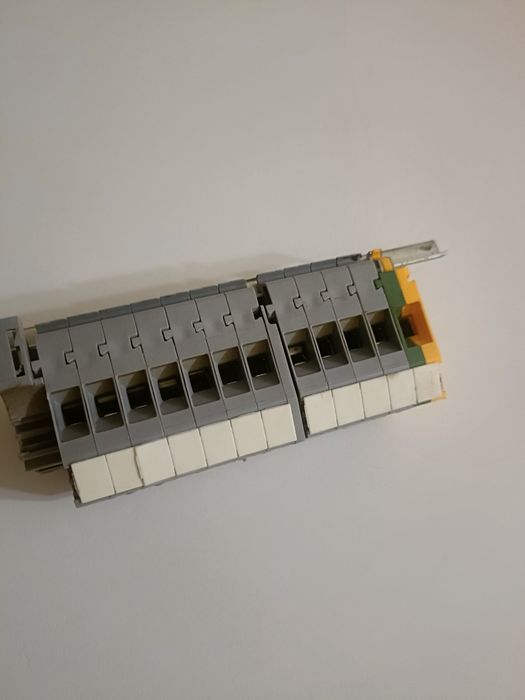 Zugi, złącza, przyłącza