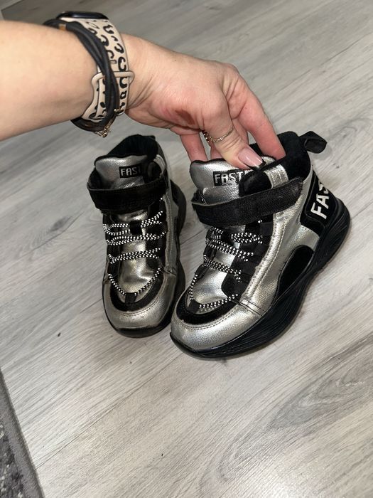 Ботинки для девочки .