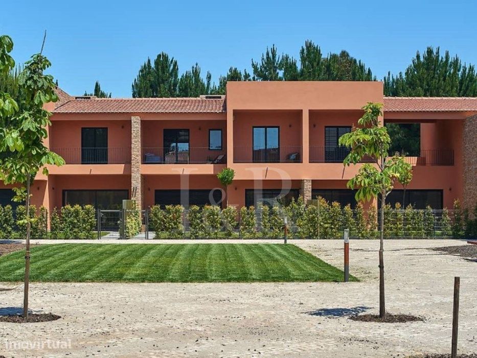 Moradia geminada V4 com jardim na Herdade Monteverde, Seixal