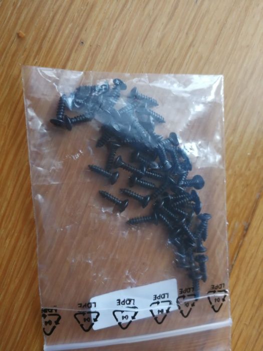 Parafusos pickguard e backplate