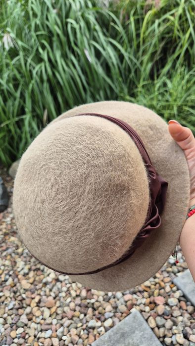 Beżowy, wełniany kapelusz damski w stylu retro.
Obwód 57 cm
