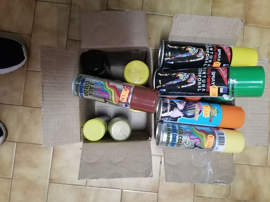 Latas Para pintar cabelo e corpo
