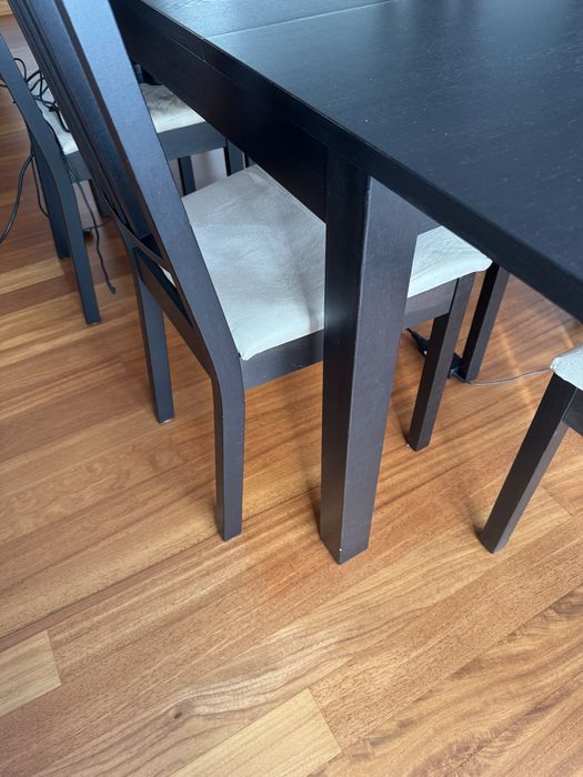 Mesa de jantar e cadeiras