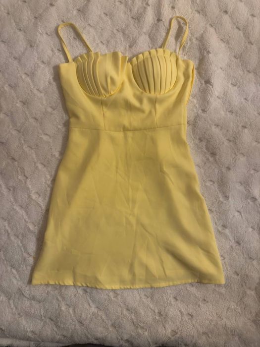 Сукня жовтого кольору