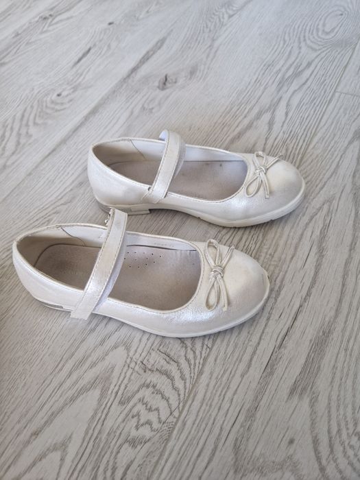 eleganckie buty kremowo srebrne 31