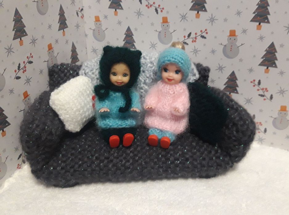 Диванчик для кукол, вязаный