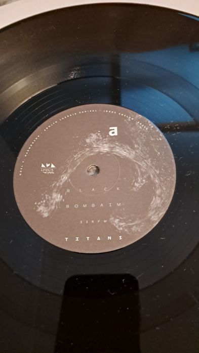 Black Bombaim – Titans