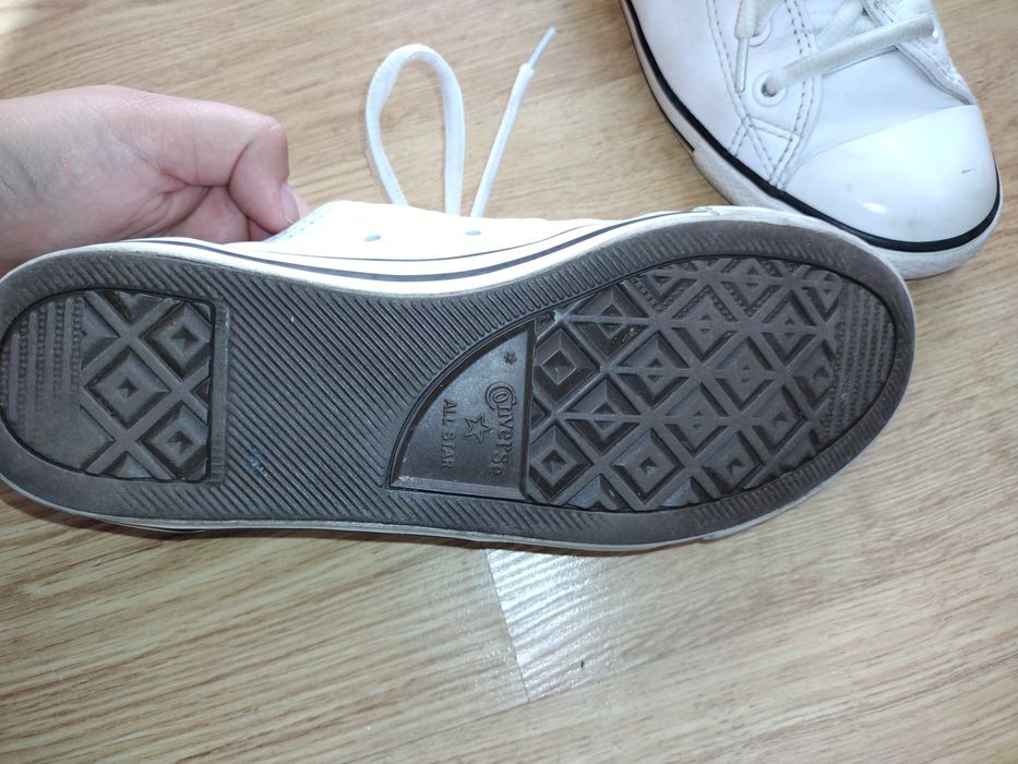 Białe skórzane trampki Converse