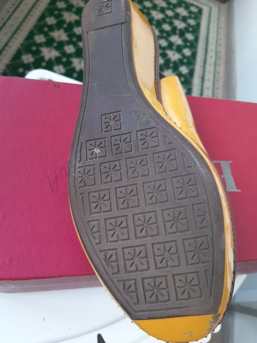 Продам босоніжки,шкіряні.