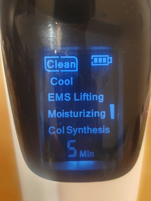 Mezoterapia bezigłowa - masażer EMS twarzy