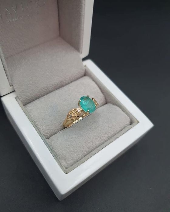 Śliczny Złoty Pierścionek zdobiony Szmaragdem