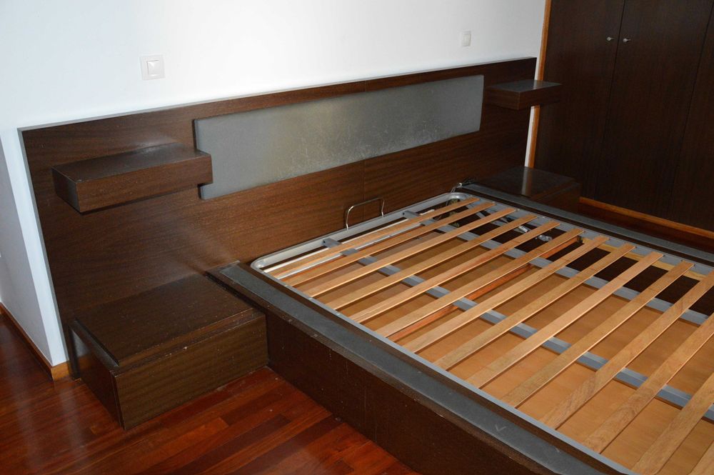 Cama de Casal em Madeira com Cabeceira e Mesinhas Integradas