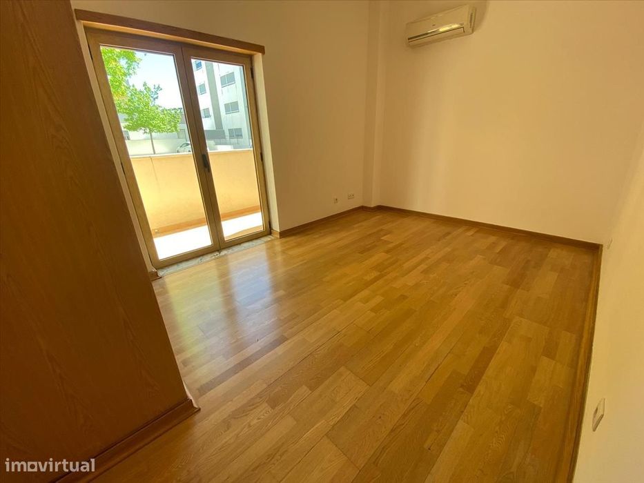 Apartamento T2 em Loulé com Varanda | Ideal para Investimento