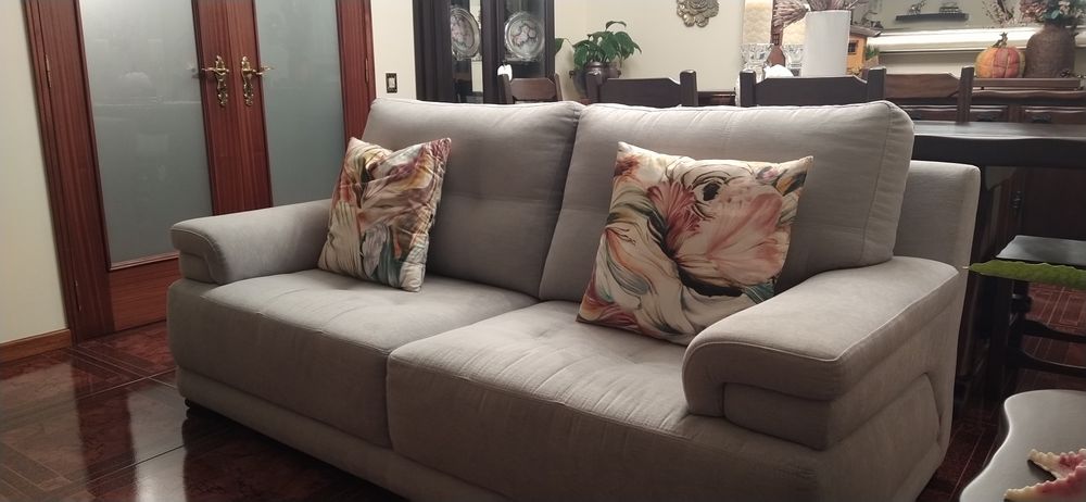 Sofá em tecido cinza