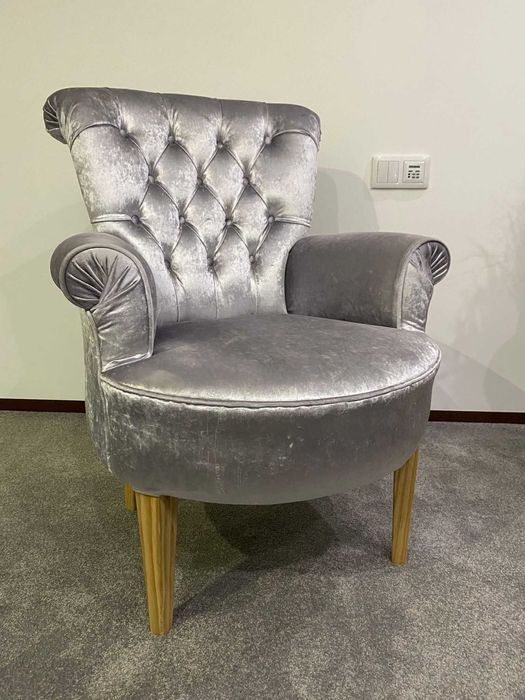 Senhorinha prateada, espelho prateado e mesa prateada