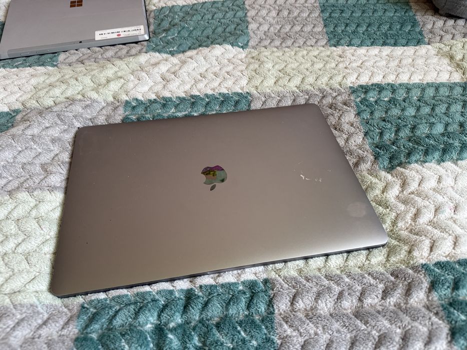 Macbook pro a1707 core i7 16/256 radeon pro450 2gb