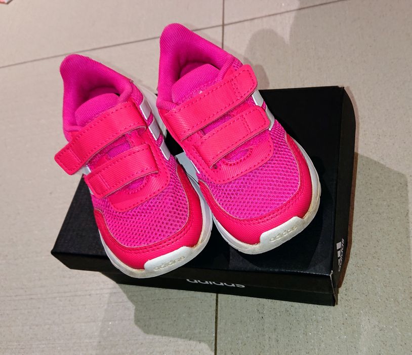 Sportowe buty dla dziewczynki Adidas w rozmiarze 22