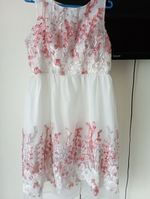 Продам плаття із вишитими квітами