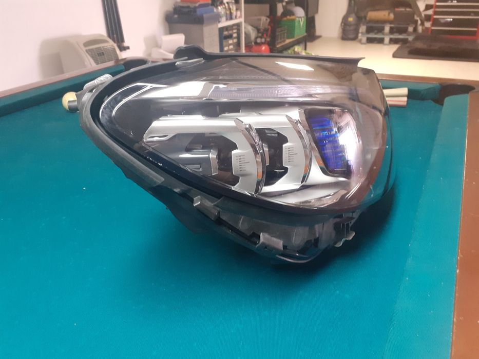 Farol Mercedes-Benz