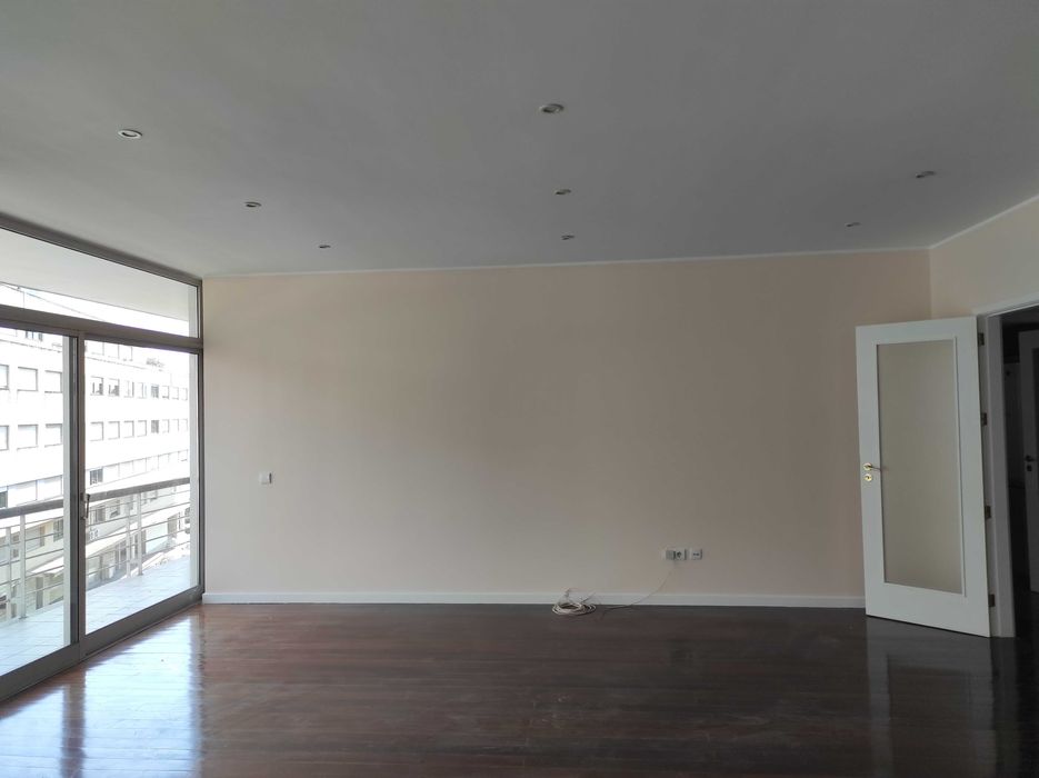 Arrenda apartamento T3 Costa ao parque da cidade. Three bed Apartment.