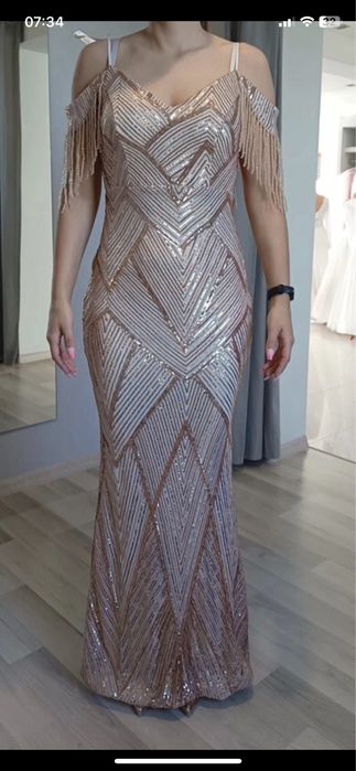 Błyszcząca cekinowa suknia