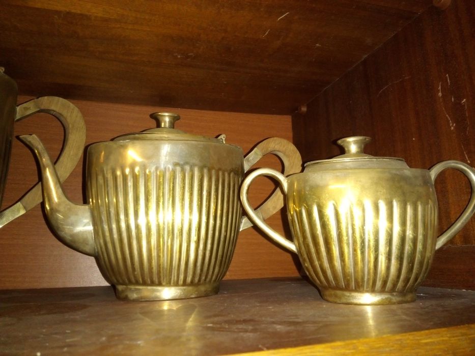 Antigo conjunto de café e chá em casquinha