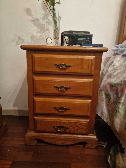 Mesa de cabeceira em Madeira Maciça