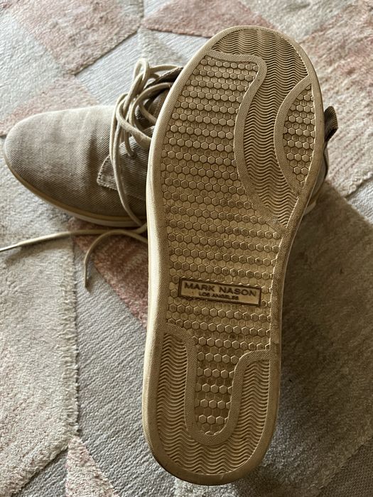 Sapatos em sarja bege tamanho 44