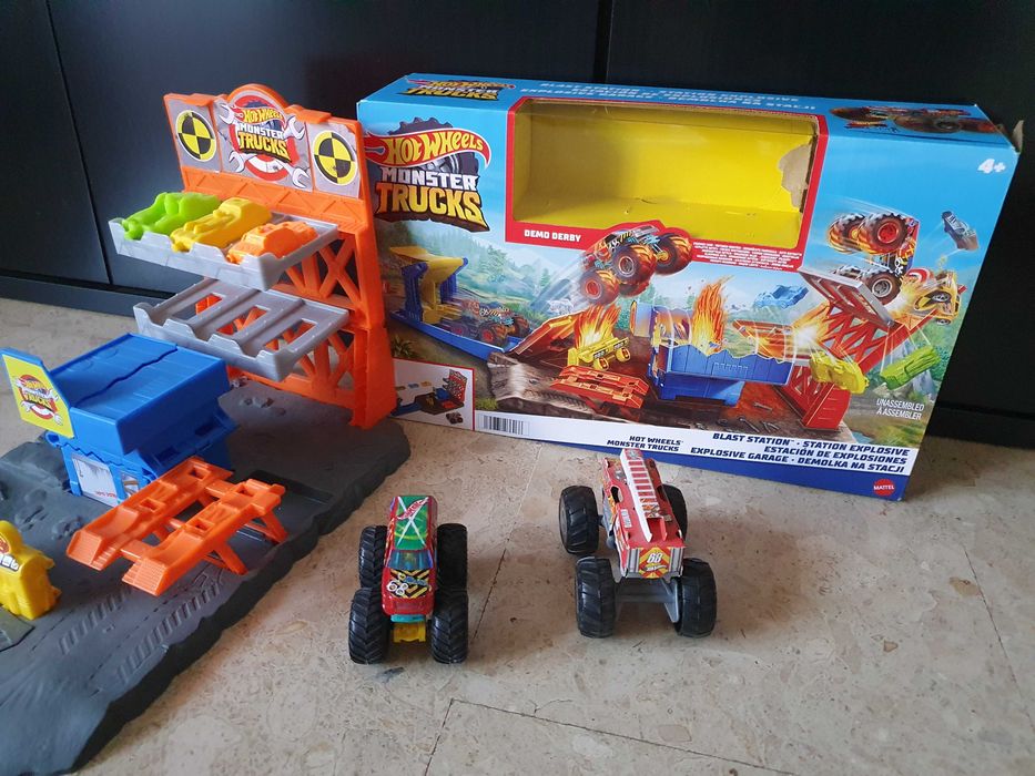 HOT WHEELS Track: Gas Station Monster Trucks