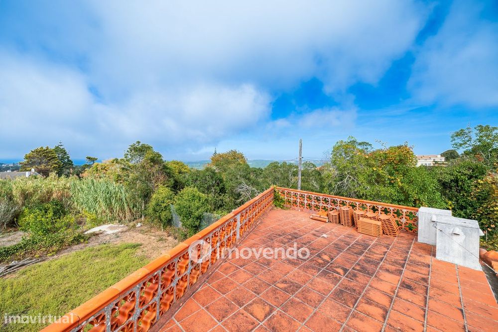 Quinta isolada T3+1 com áreas amplas e terreno de 2022m², em Colares