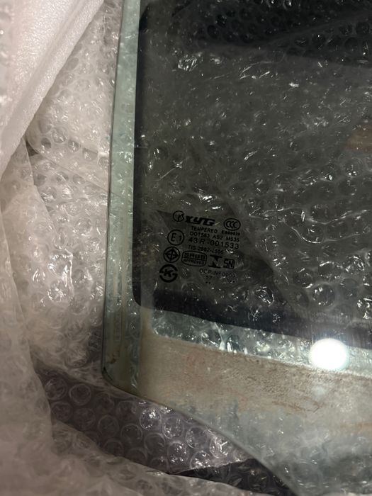 Вікно пасажирське переднє праве  на Ford Edge