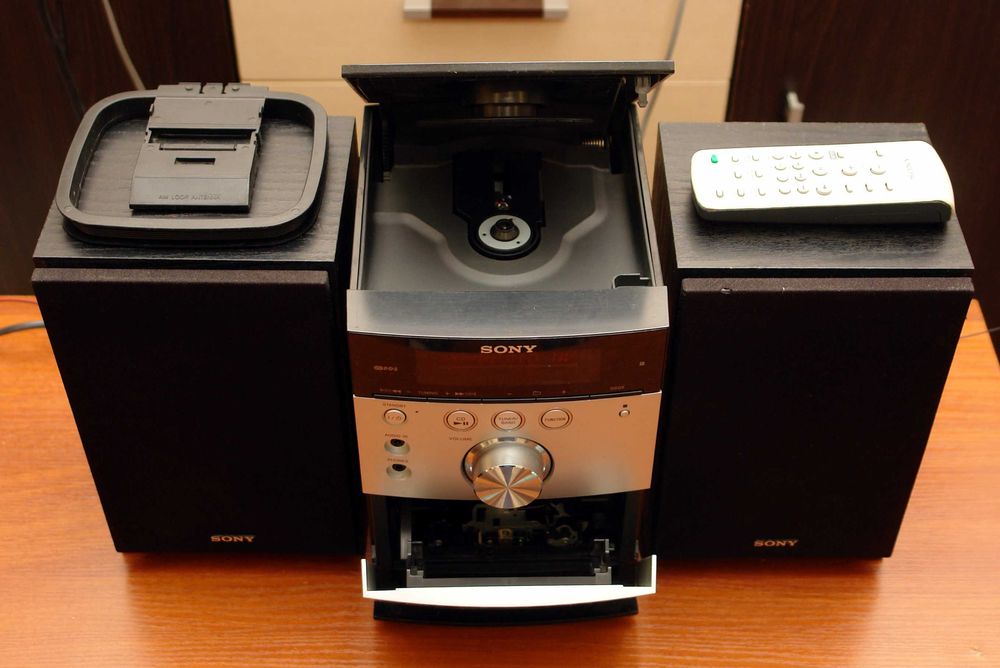 Музыкальный центр Sony CMT-EH15. Всё работает.