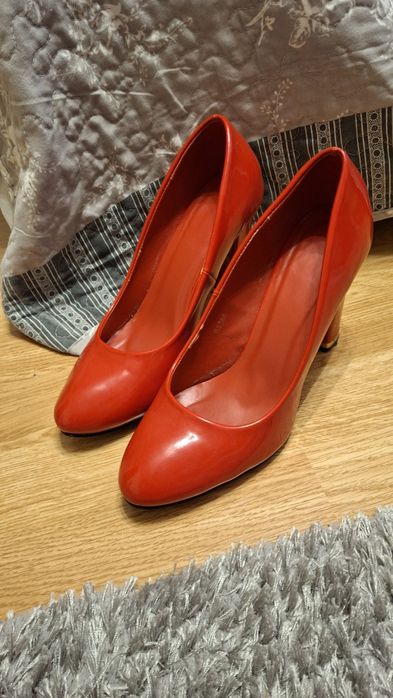 Червоні лакові туфлі,39р.