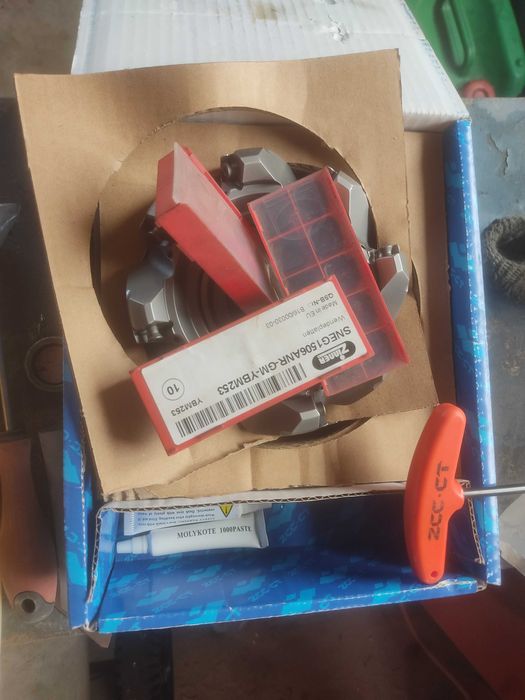 Fresa para facejamento com três caixas de pastilhas