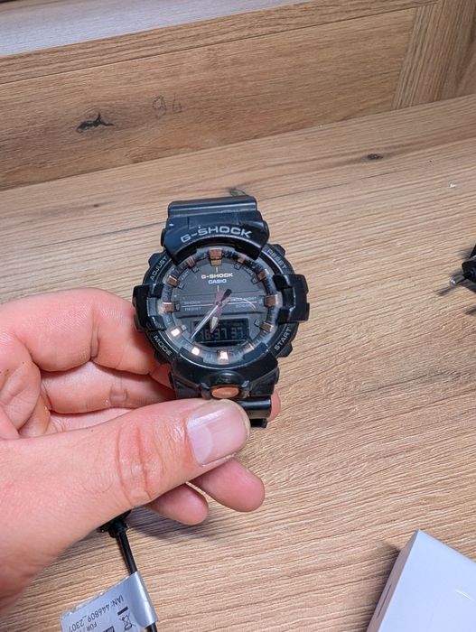 Zegarek Casio G-Shock GA-810B złota tarcza