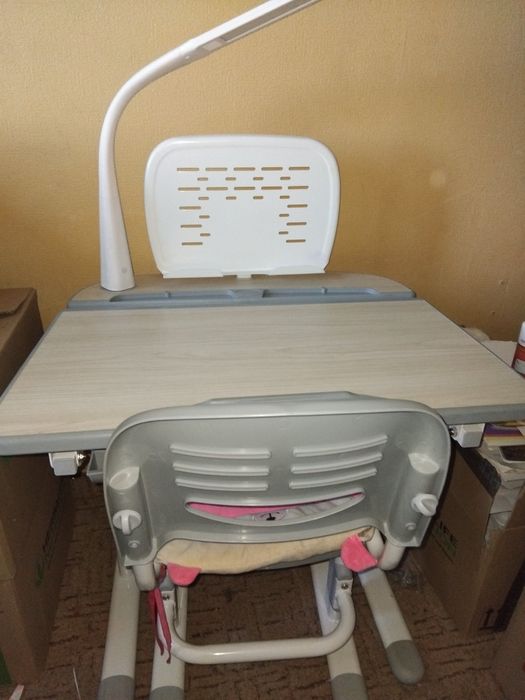 Стіл парта ,регулюється по висоті+ лампа+ підставка для книг