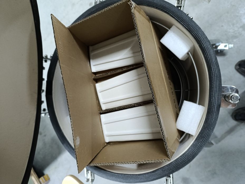 Керамічний гриль на вугіллі. Гриль. Барбекю. BBQ