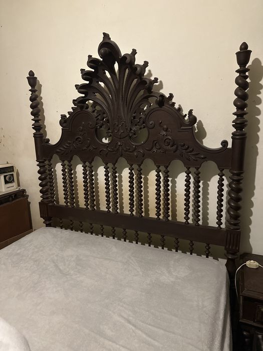 Cama e cristaleira macica feita a mao