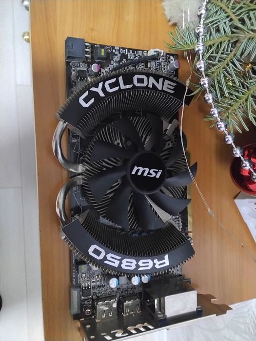 Продам відеокарту MSI Radeon R6850 HD Cyclone 1GB GDDR5 в роб. стані..