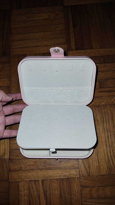 Porta joias compacto com muita arrumação