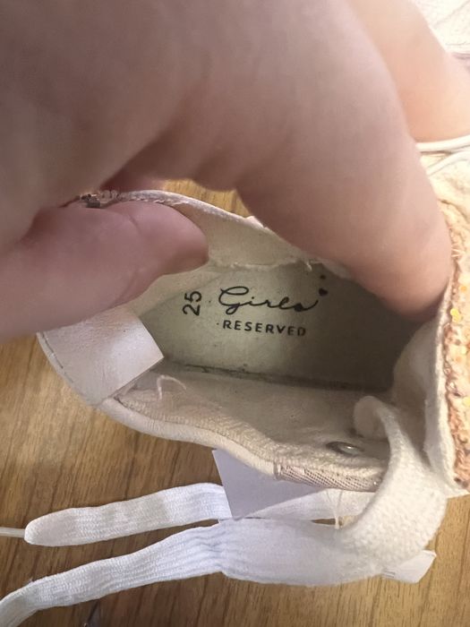 Нові кеди для дівчинки