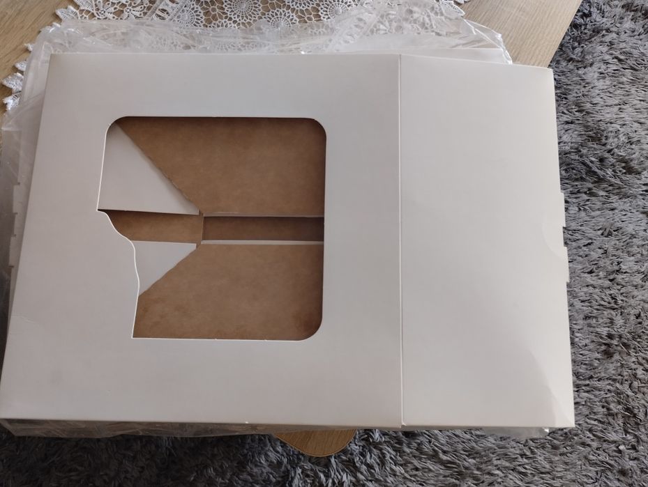 Sprzedam  50 szt. biały kartonik z okienkiem 28x28x13