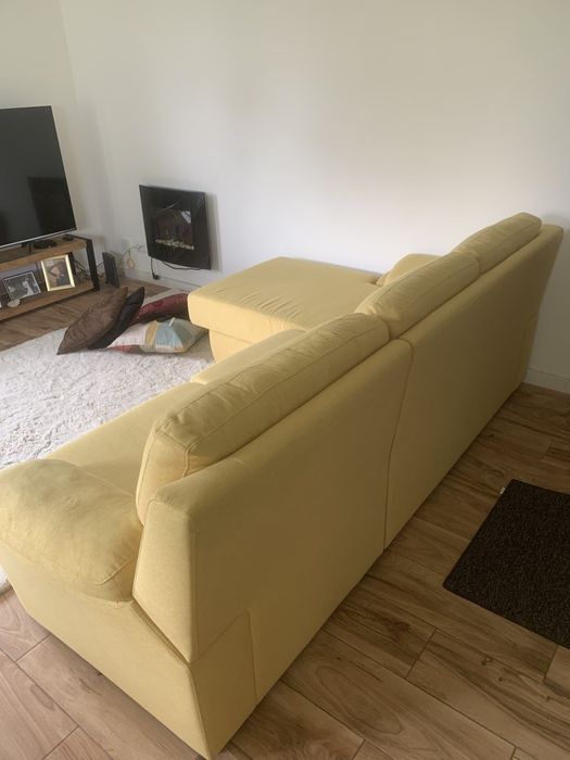 Sofá semi-novo amarelo
