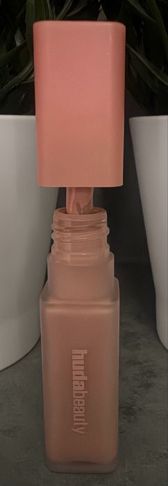 Korektor Huda Beauty