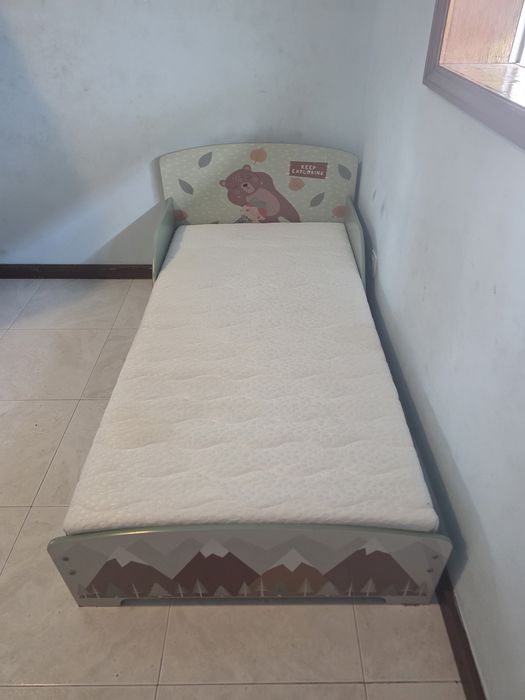 Cama e colchão infantil