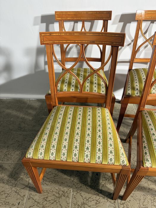 Komplet czterech krzeseł stan idealny .