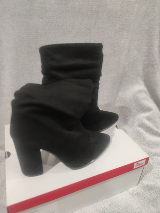 Czarne botki na obcasie