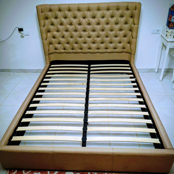 Estrutura de cama com estrado e cabeceira