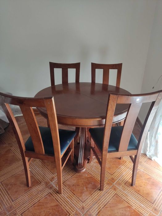 Mesa de sala madeira maciça+ 4 cadeiras