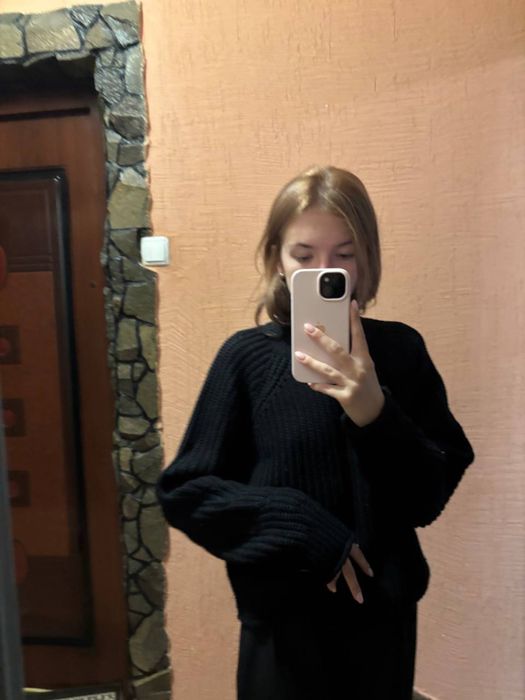 Чорний жіночий світер